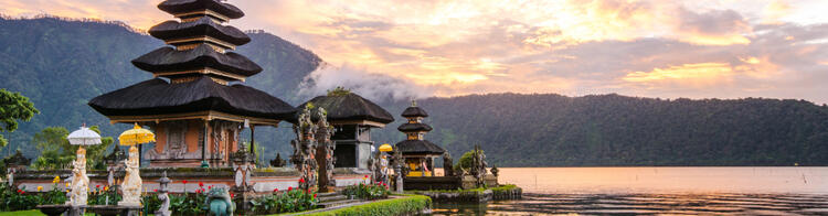 Hindu-Tempel Pura Ulun Danu Bratan bei Sonnenuntergang, Bali
