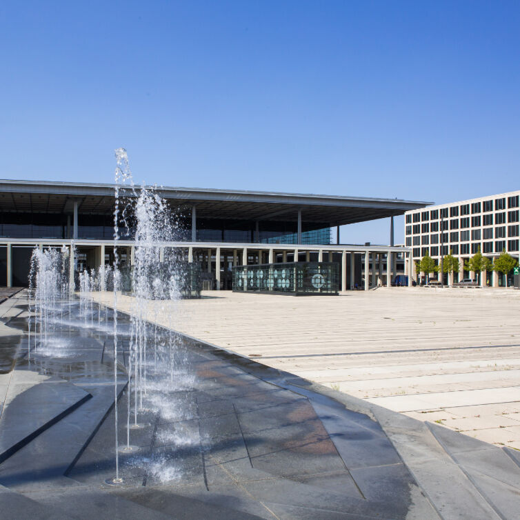Fontainen auf dem Vorplatz des Flughafen Berlin-Brandenburg