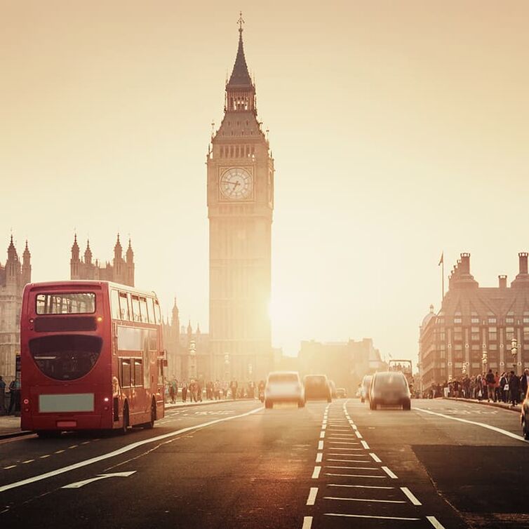Blick auf Big Ben mit dem typischen roten London-Bus im Bild.