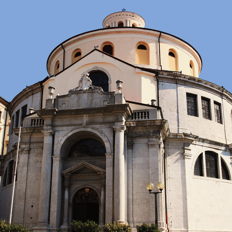 Alte Kathedrale mit runden Kuppeln und klassischer Architektur in Rijeka, Kroatien, unter klarem blauem Himmel