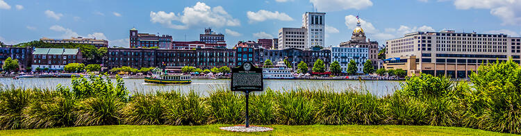 Skyline mit Fluss von Savannah