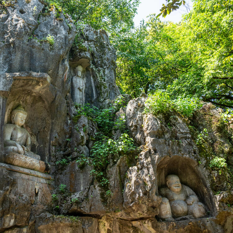 In Stein gemeißelte Buddha Statuen im Lingyin Tempel in Hangzhou, China