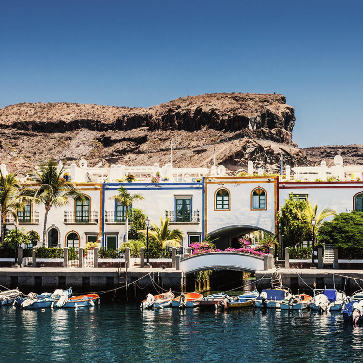 Hafen und der Promenade von wunderschönen, romantischen malerischen Dorf Puerto de Mogan auf Gran Canaria.