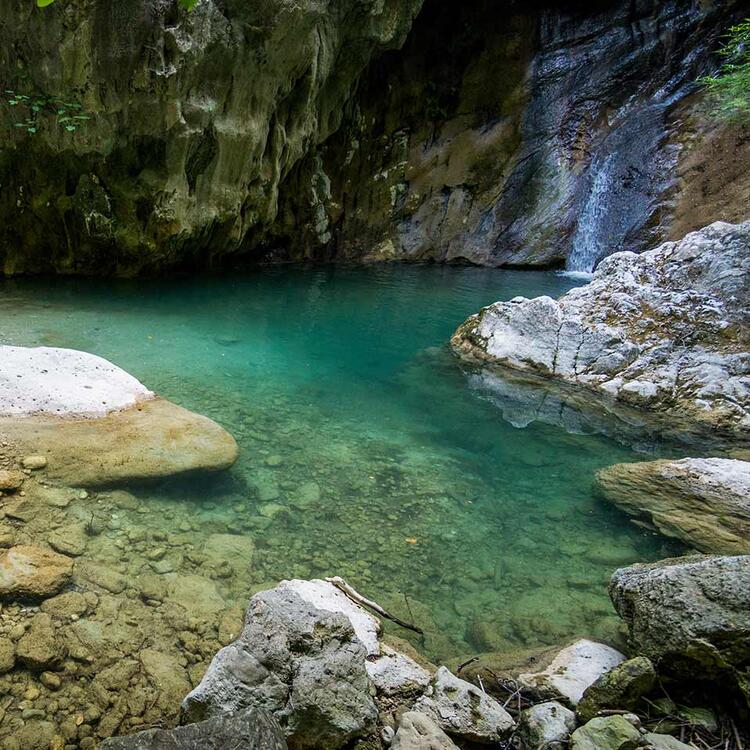 Reine saubere Dimosari Wasserfall über Nidri auf Lefkada, Griechenlands