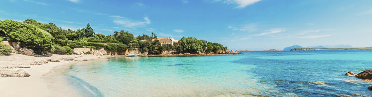 Idyllischer Strand mit türkisblauen Farbe Meer und Felsen, Costa Smeralda, Sardinien, Italien