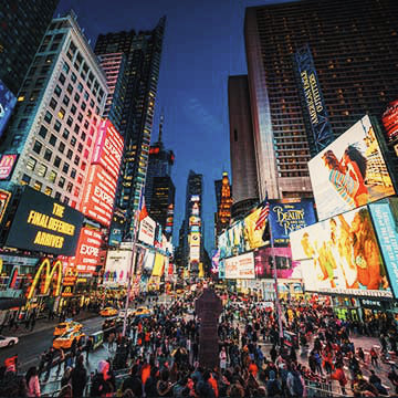 Menschen sammeln in der Nacht auf dem Times Square in Manhattan, New York, USA