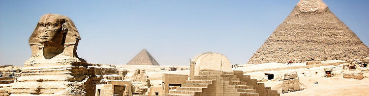Piramides en opgravingen in de woestijn in Egypte