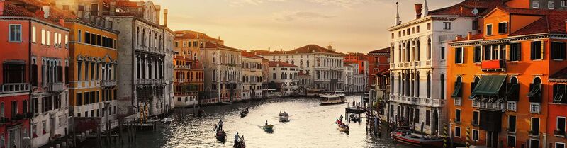 Vista del Canal Grande de Venecia y sus góndolas al atardecer