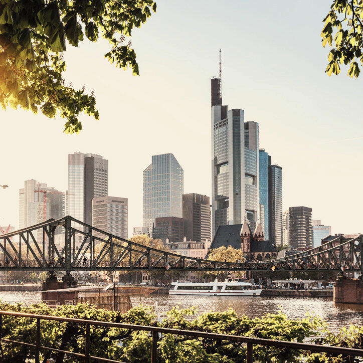 Frankfurt es una ciudad cosmopolita que a la vez mantiene su herencia arquitectónica y sorprende por su amplia oferta cultural y gastronómica.