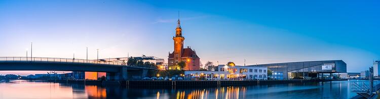 Vista al amanecer del puerto de la ciudad de Dortmund, en Alemania