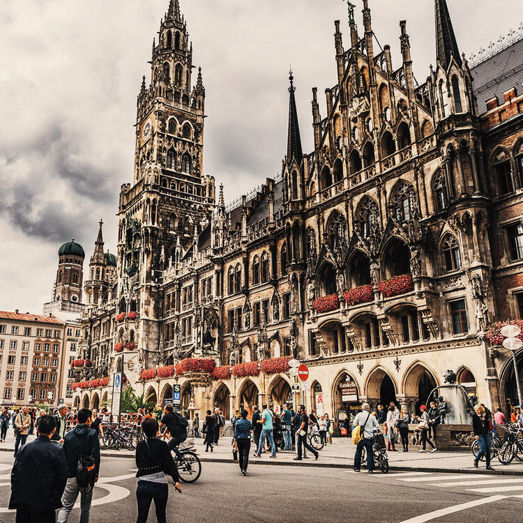 El centro de Múnich tiene muchos lugares imprescindibles que visitar, uno de ellos es Marienplatz, centro neurálgico de la ciudad.
