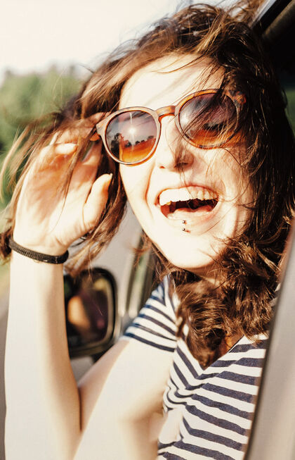 Mujer joven disfrutando de sus vacacioens en Alemania.