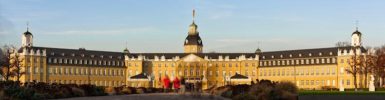 Vista frontal en un día soleado del Palacio de Karlsruhe, en Alemania