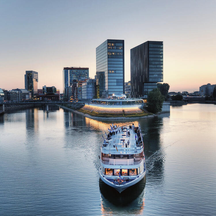 Dusseldorf es ciuidad de embarque de muchos de los crucero fluviales que navegan por el Rin en Europa. ¡Disfrútelo con Condor!