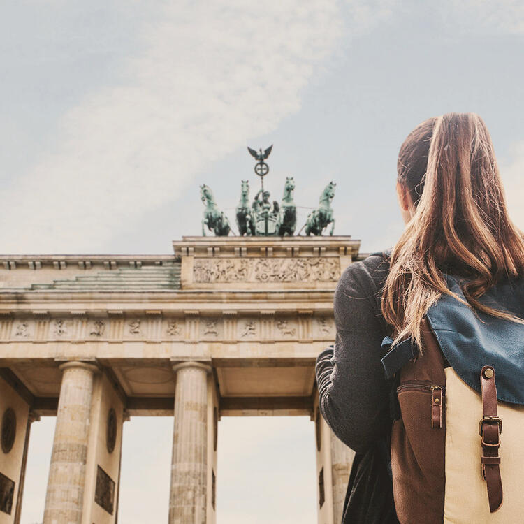 Reserve su vuelo a una ciudad con historia. Desde la Puerta de Brandenburgo hasta el Tiergarten, pasando por la Alexander Platz o el Checkpoint Charlie. Berlín es especial.