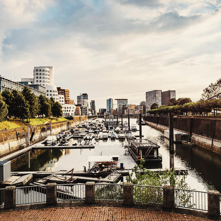 En el entorno del puerto de Dusseldorf se ubican obras arquitectónicas de conocidos arquitectos, como Frank Gehry