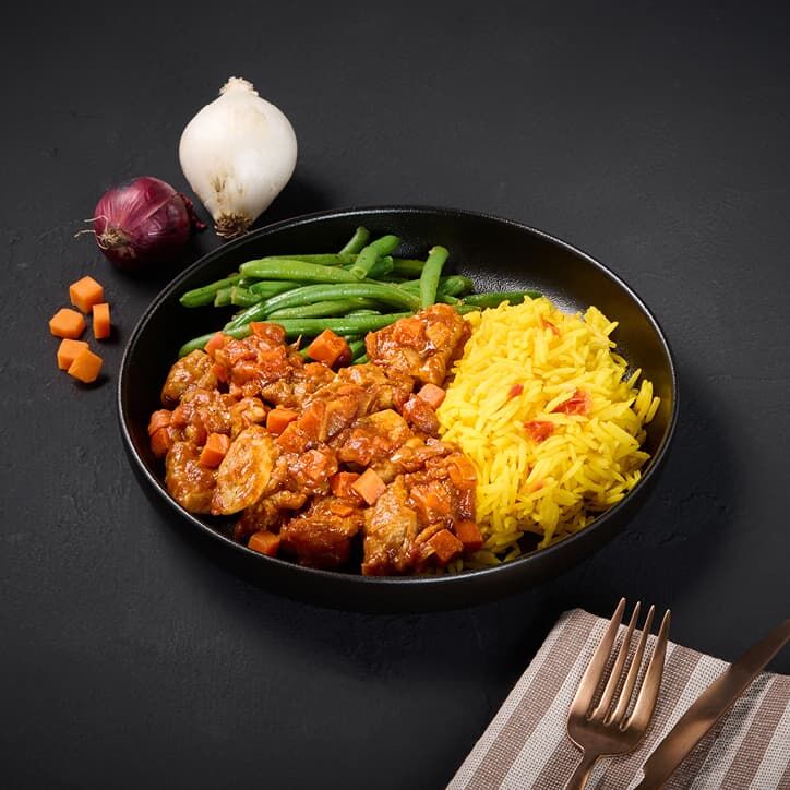 Pollo con arroz basmati, cúrcuma y judías verdes