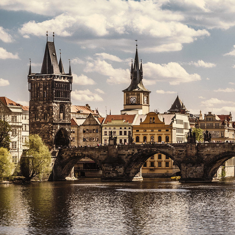 Vista del Puente de Carlos y del centro histórico de Praga desde el río