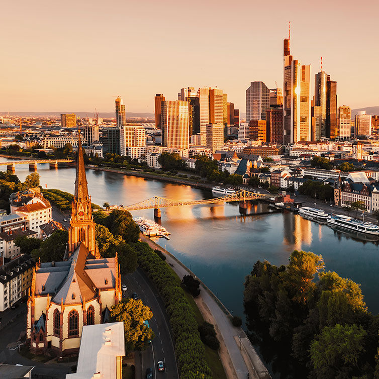 Vista del skyline de Frankfurt y del río al amanecer
