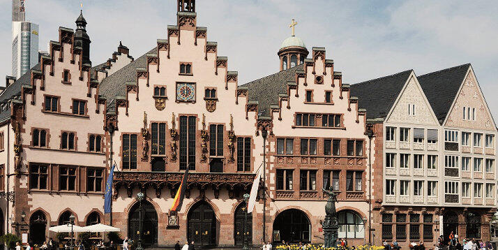 La plaza de Römerberg, en el Alstadt (ciudad vieja) es el icono de la ciudad de Frankfurt (FRA). Es hora de reservar tu vuelo al mejor precio con Condor