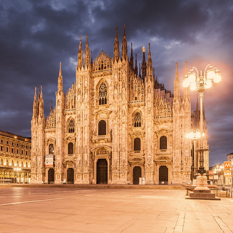 Vista nocturna de la Catedral de Milán