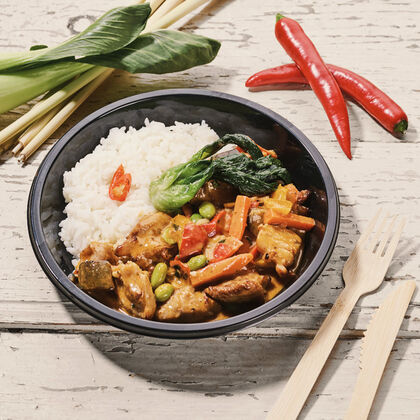 Curry rojo con pollo, coco, arroz basmati y verduras