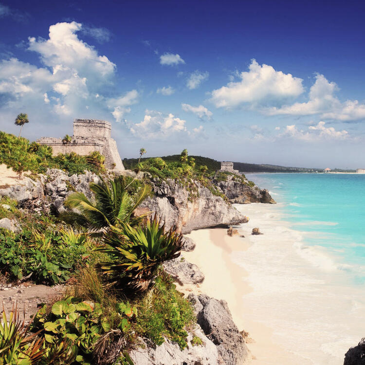 Tulum es uno de esos lugares mágicos e inolvidables. Vuele con Condor a Cancún y viva la experiencia.