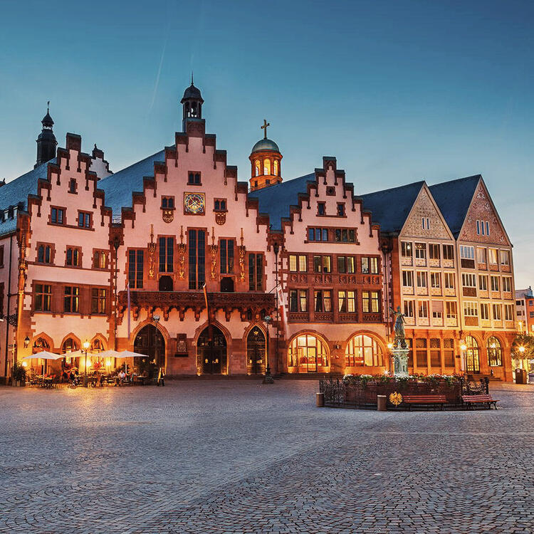 Sin duda la plaza más importante de la ciudad por su belleza y su vibrante vida urbana y tradicional. La Plaza Römerberg es visita imprescindible en su viaje a Frankfurt.