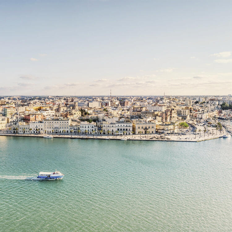 Panoramablick auf das malerische Brindisi in Apulien, Italien 