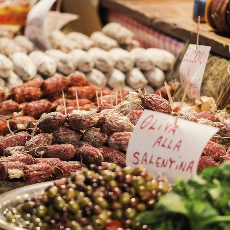 Marktstand auf dem Wochenmarkt mit italienischen Salami-Spezialitäten,, Provinz von Olbia