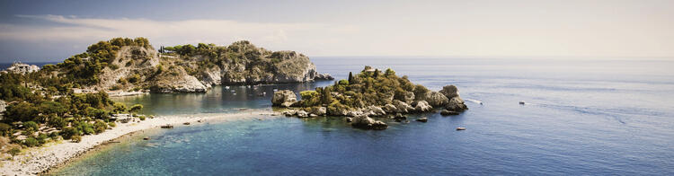 Ein atemberaubender Blick auf die Isola Bella in Taormina auf Sizilien. Die malerische Insel ist von kristallklarem Wasser