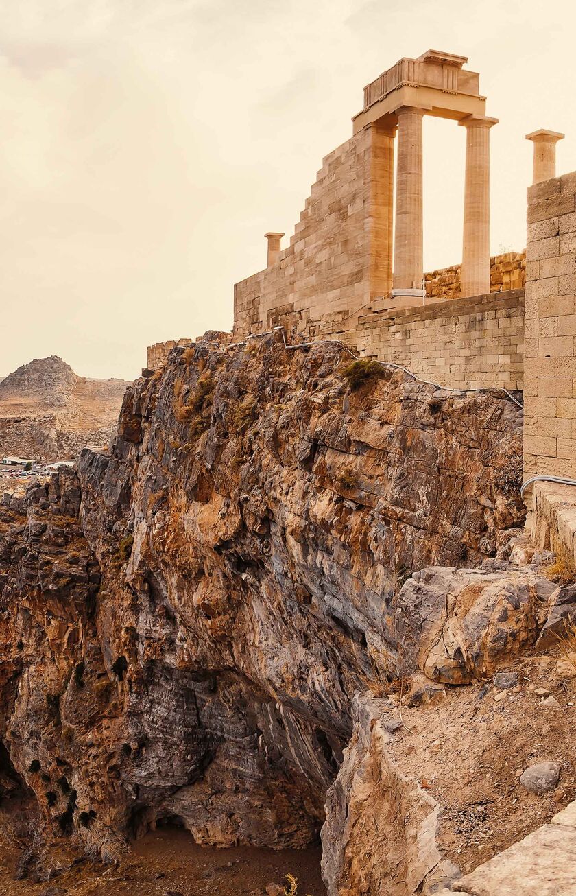 A temple on top of a cliff in Rhodes, below it the blue sea