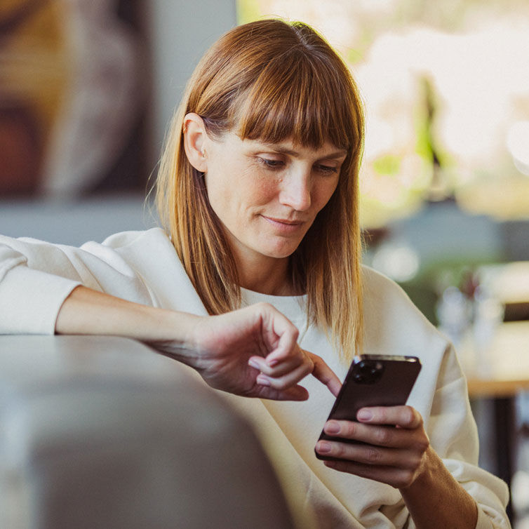 A woman is booking a visa with her Smartphone online