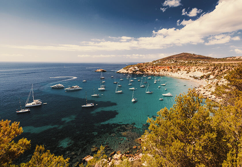 Eine typische Landschaftsaufnahme einer Bucht mit Sandstrand auf der Insel Ibiza