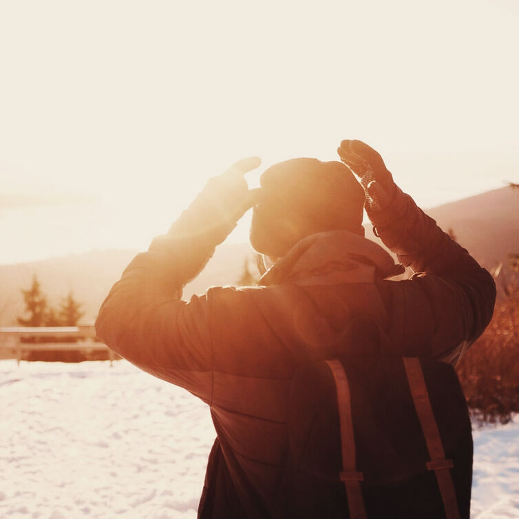 Schneewanderer bei Sonnenuntergang