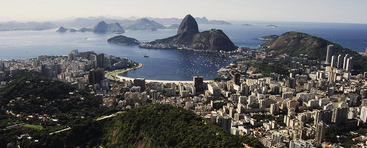 Vue aérienne de la côte et de la mer du Brésil