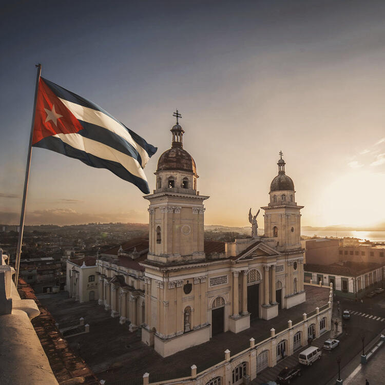 Vue d'en haut sur une grande église avec le drapeau cubain au premier plan