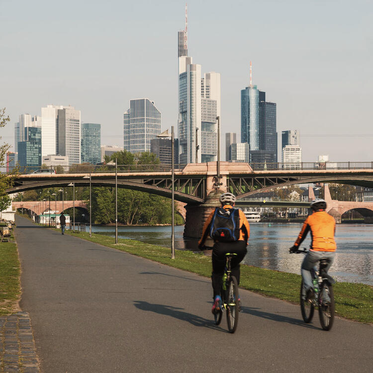 Deux cyclistes le long du Main à Francfort