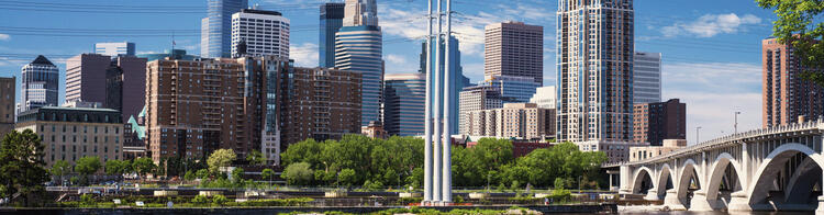 Skyline et parc avec pont de Minneapolis