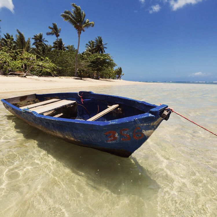 Bateau à rames sur la plage