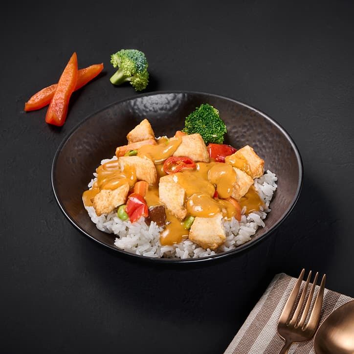 Curry rouge avec poulet, noix de coco, riz basmati et légumes