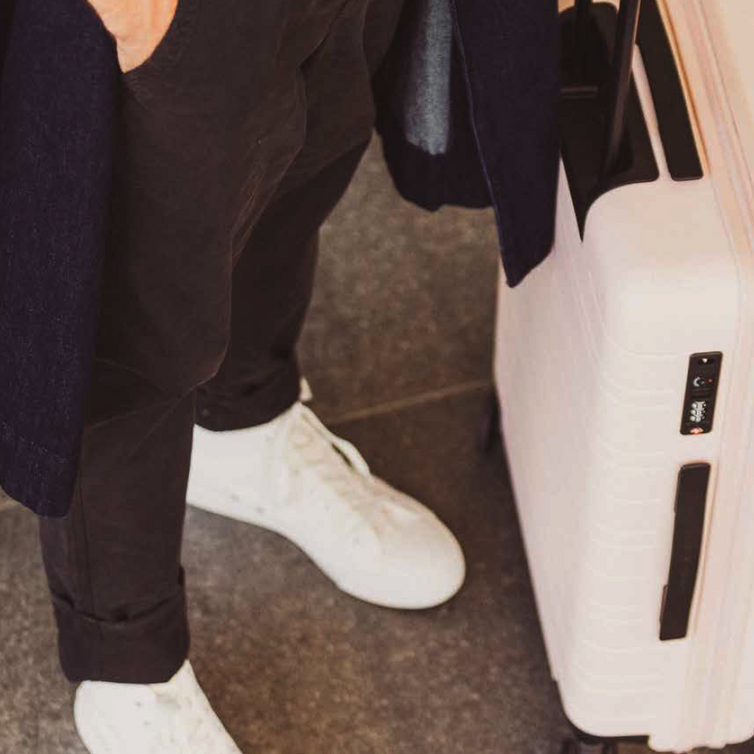 Des jambes et une valise