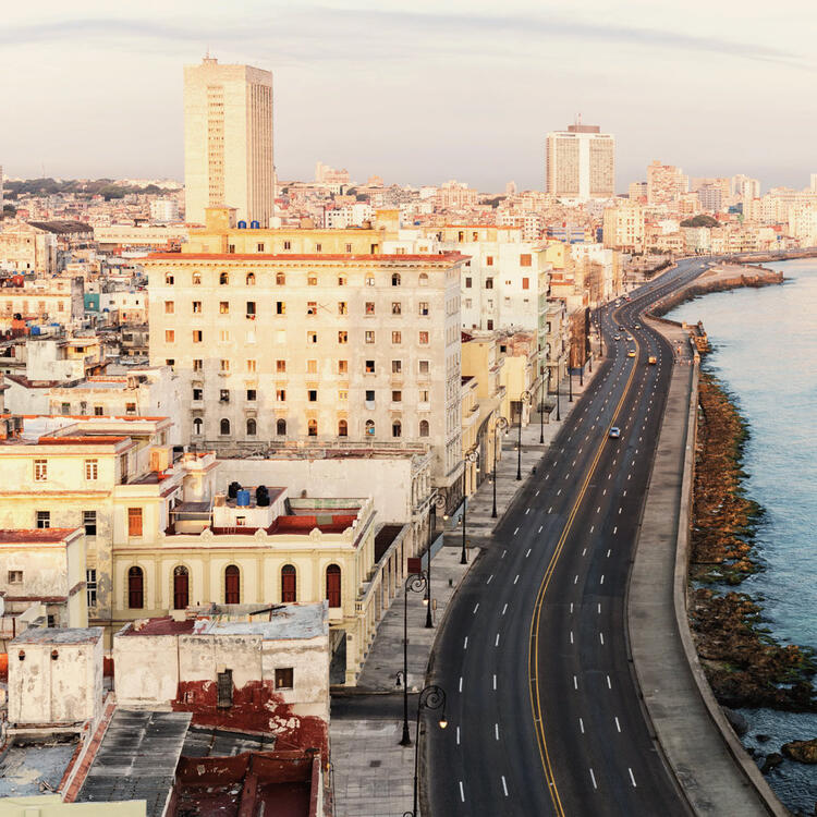 De nombreux bâtiments dans la ville de La Havane avec une rue et une vue sur la mer