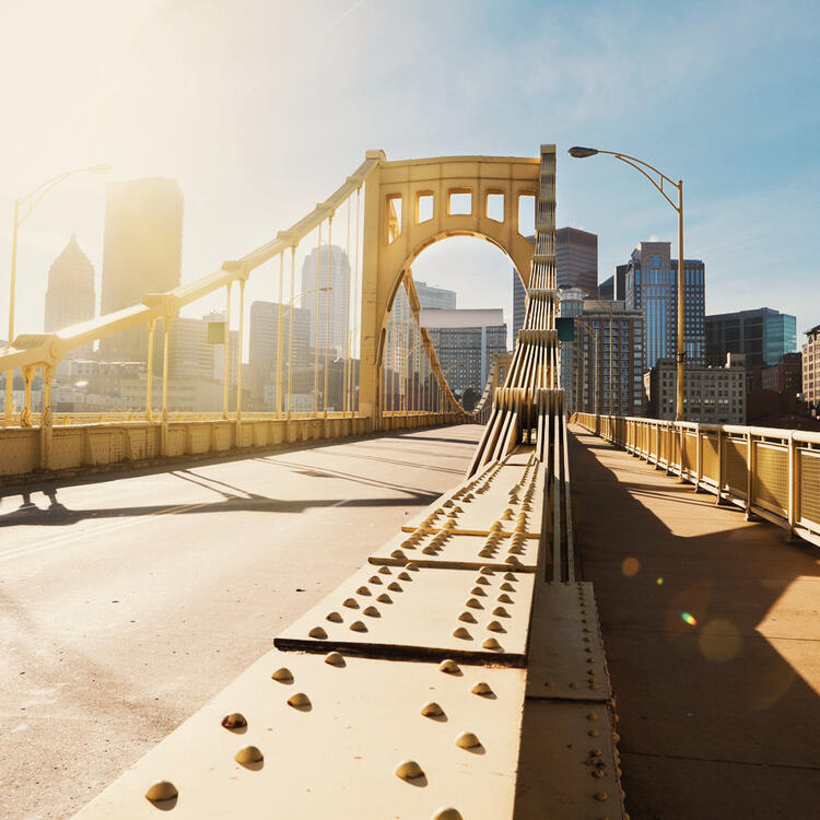 Pont avec vue sur la ligne d'horizon de Pittsburgh