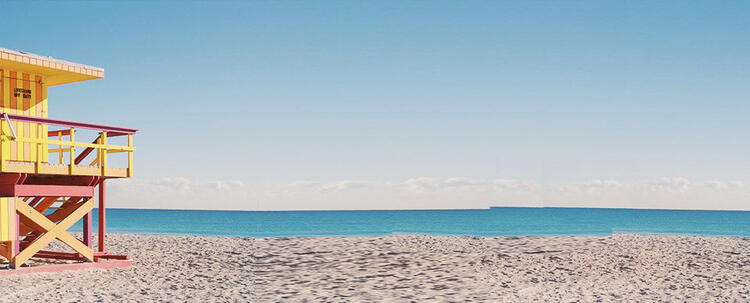 Plage avec cabane en bois jaune à Fort Lauderdale