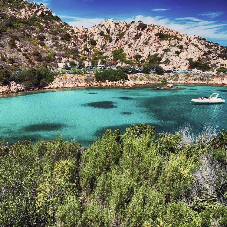 Malerische Ansicht des Maddalena-Archipel-Nationalpark mit einsamer Yacht die auf einem wunderschönen türkisklaren Meer schwimmt in Sardinien, Italien