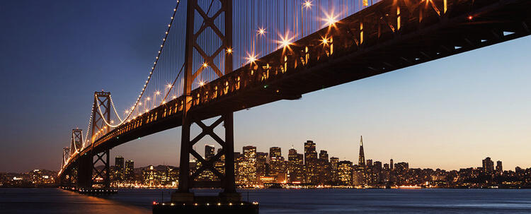 Le Golden Gate Bridge et l'horizon de San Francisco illuminés