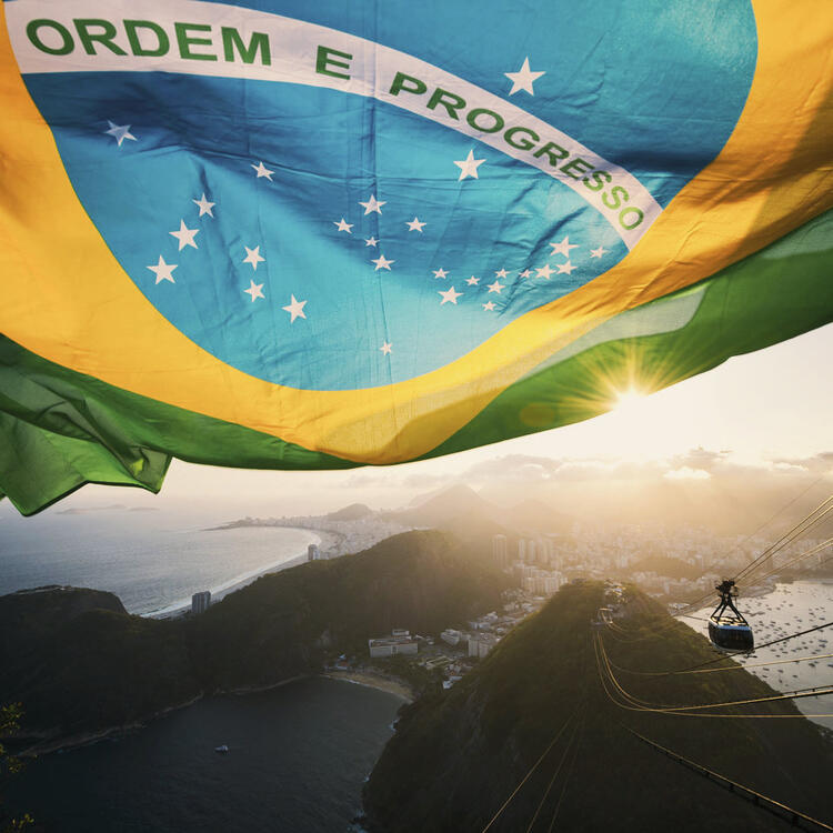 Drapeau brésilien au premier plan avec vue sur Rio de Janeiro en arrière-plan