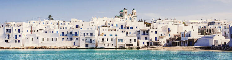 Des maisons grecques blanches et une église