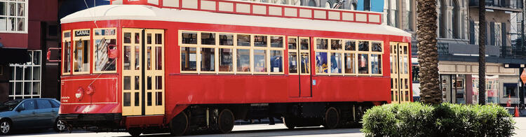 Voiture de tram rouge